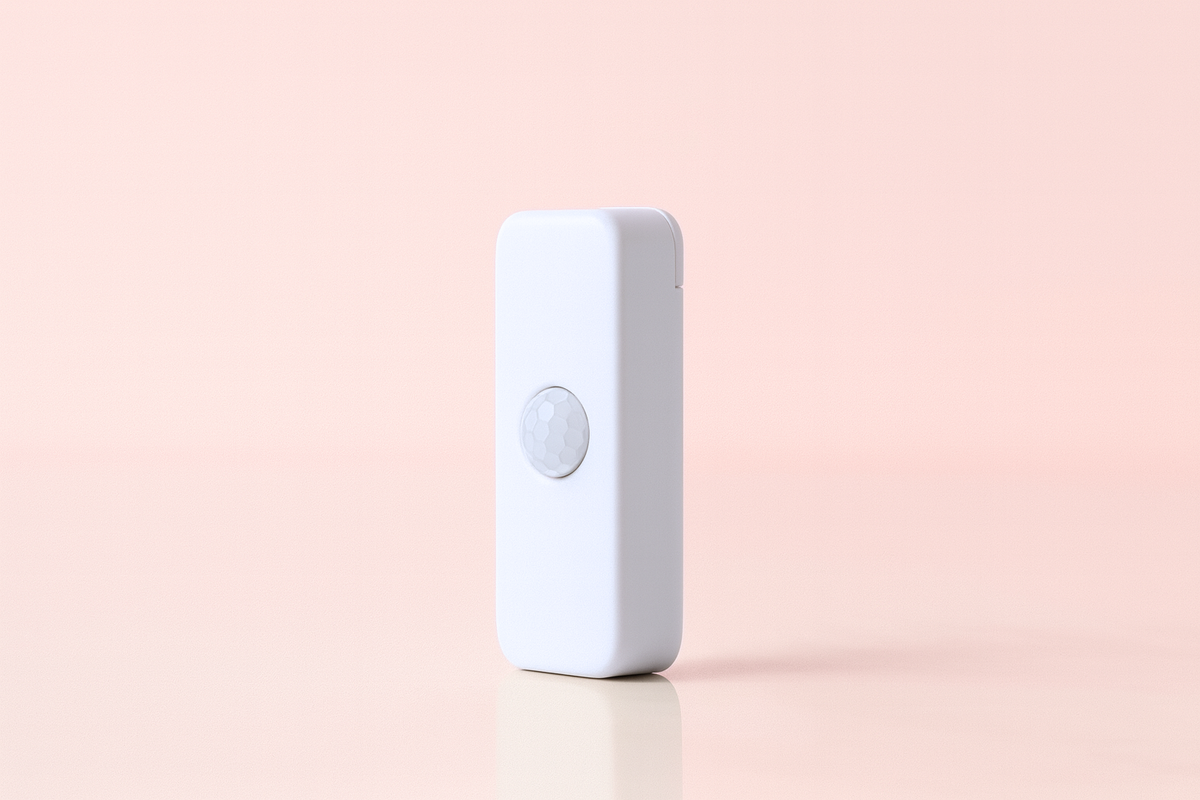 Capteur de mouvement connecté sur fond rose