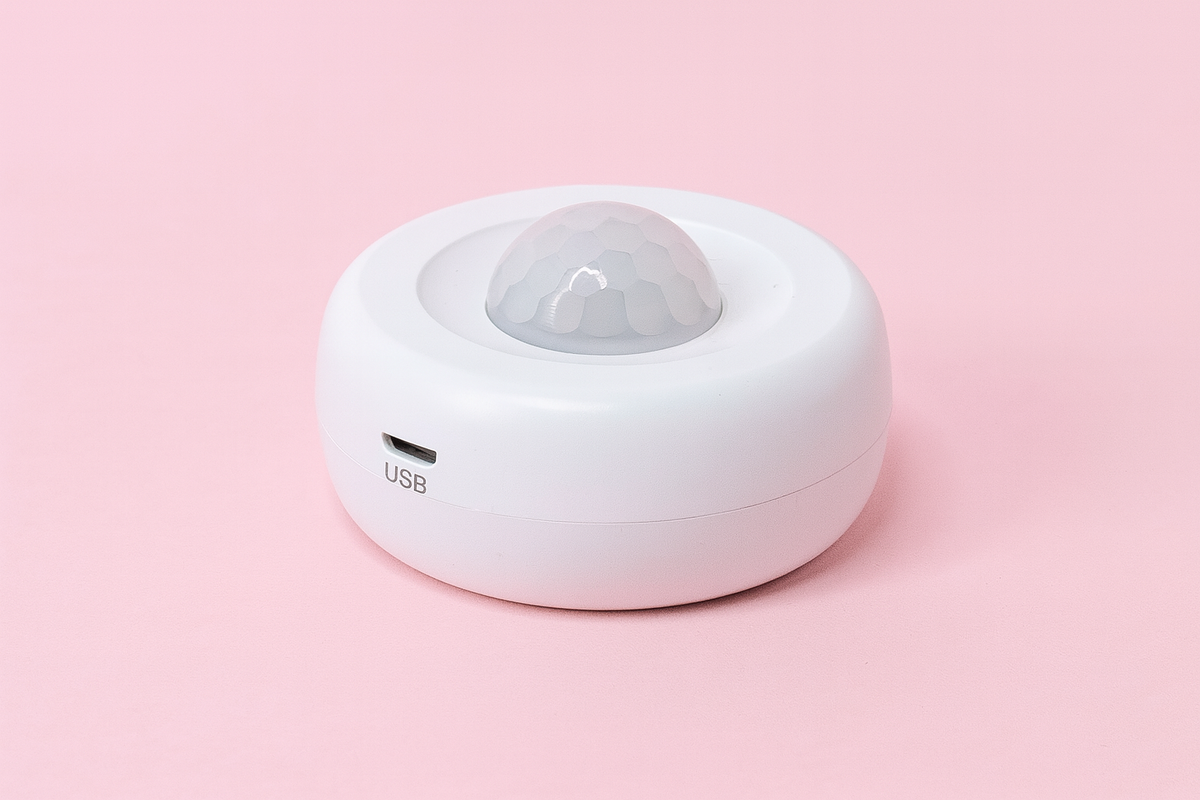 un capteur connecté su fond rose