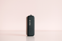 Un capteur de température noir de dos sur un fond rose