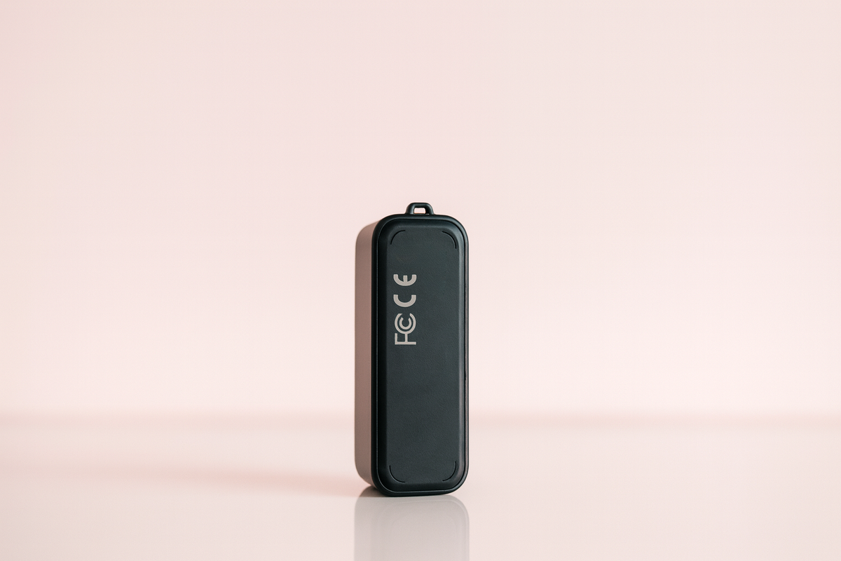 Un capteur de température noir de dos sur un fond rose