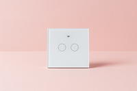 Interrupteur connecté tactile Blanc 2 allumages sur fond rose