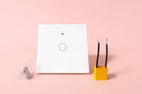 interrupteur connecté tactile blanc et ses accesoires sur un fond rose