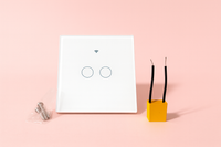 Interrupteur connecté tactile Blanc 2 allumages et ses accessoires sur fond rose
