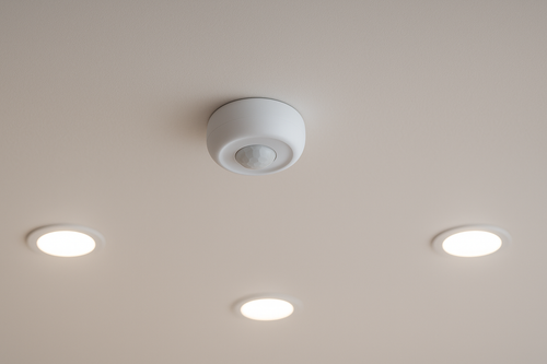un plafond avec un capteur et 3 luminaires