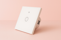 interrupteur tactile connecté sur un fond rose
