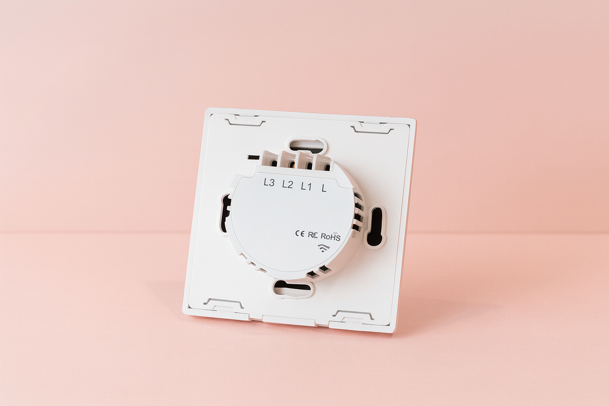 interrupteur connecté tactile de dos blanc sur un fond rose