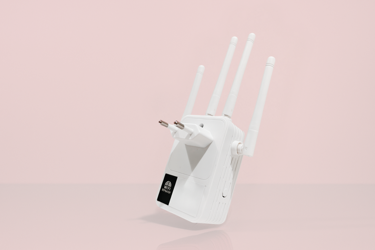 amplificateur wifi sur fond rose de dos